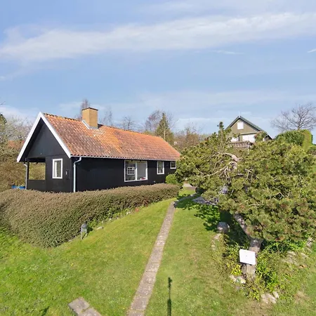 Idyllic Near Cliffs And 度假居 *