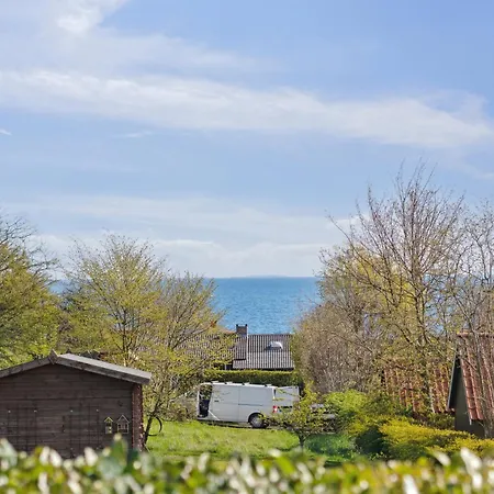 Idyllic Near Cliffs And 度假居 古兹耶姆